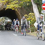 山の上に建つ犬山城の真下のトンネル。自動車・原付は一方通行であるが、軽車両の自転車は走行可。左側を一列走行。